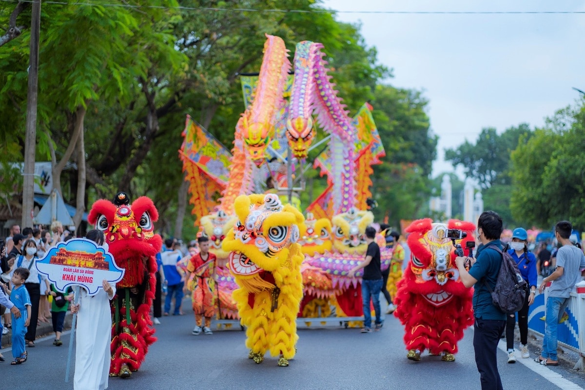 The Vietnamese dragon dance is most often performed during major festivals and celebrations like Tet and the Mid-Autumn Festival
